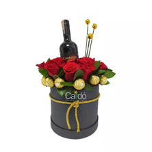 Arreglo floral. Caja decorativa, con rosas y vino TO60-4
