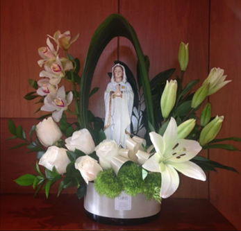 estatuilla de la virgen con orquideas blancas - comprar flores a domicilio online en bogota