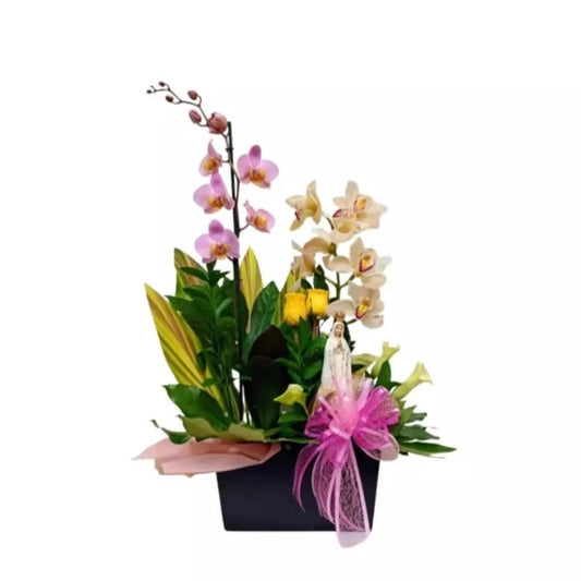 Arreglo Virgen De Fátima con orquídeas y follajes TO50-1