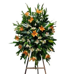 Ramo fúnebre transversal de pie con lirios y/o azucenas y orquídeas