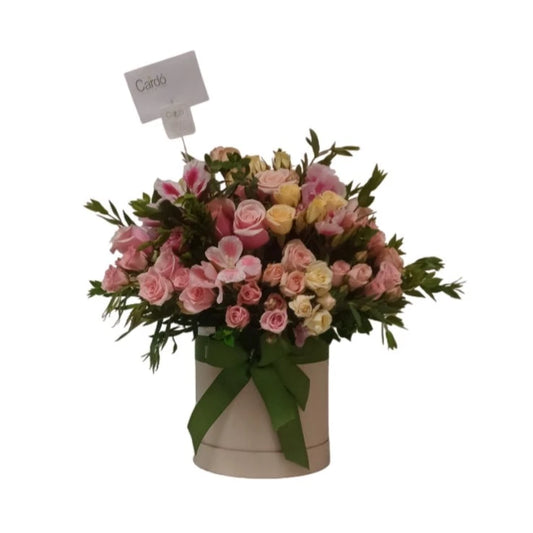 Arreglo floral. Rosas mini en caja decorativa