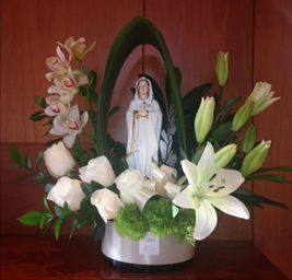 estatuilla de la virgen con orquideas blancas  - comprar flores a domicilio online en bogota
