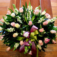 Ramo Funebre sobre Cofre en Rosas - comprar flores a domicilio online en bogota